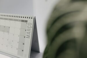 Illustration : KPI hebdomadaires vs mensuels : que regarder à quel rythme